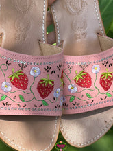 Cargar imagen en el visor de la galería, Fresa - Strawberry Daisy Pink Leather Sandals
