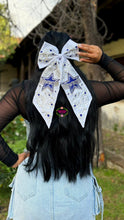 Load image into Gallery viewer, Cowboys Embroidered Bow - Moño Blanco
