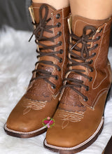 Cargar imagen en el visor de la galería, Botas Lacer - Tan Leather Laced Tooled Boots

