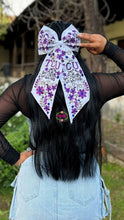 Cargar imagen en el visor de la galería, TCU White Embroidered Bow - Moño Blanco
