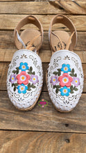 Load image into Gallery viewer, Viri - White Embroidered Leather Lace Ups
