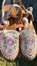 Cargar imagen en el visor de la galería, Rosaura Natural- Embroidered Lace Up Huaraches
