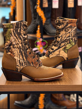 Load image into Gallery viewer, Camuflaje Lacer Punta Bulldog Tacón Cubano - Preorder
