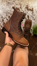 Load image into Gallery viewer, Botas Lacer - Tan Leather Laced Tooled Boots
