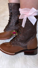 Cargar imagen en el visor de la galería, Botas Lacer - Tan Leather Laced Tooled Boots
