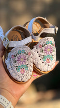 Cargar imagen en el visor de la galería, Rosaura Natural- Embroidered Lace Up Huaraches
