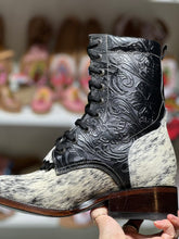 Cargar imagen en el visor de la galería, Men Botas Lacer/ WIDE women - Cowhide Black Leather Tooled Wide Boots

