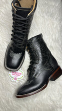 Load image into Gallery viewer, Botas Lacer Brillosas - Shiny Black Leather Tooled Boots
