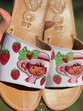 Cargar imagen en el visor de la galería, Fresa - Embroidered white sandal
