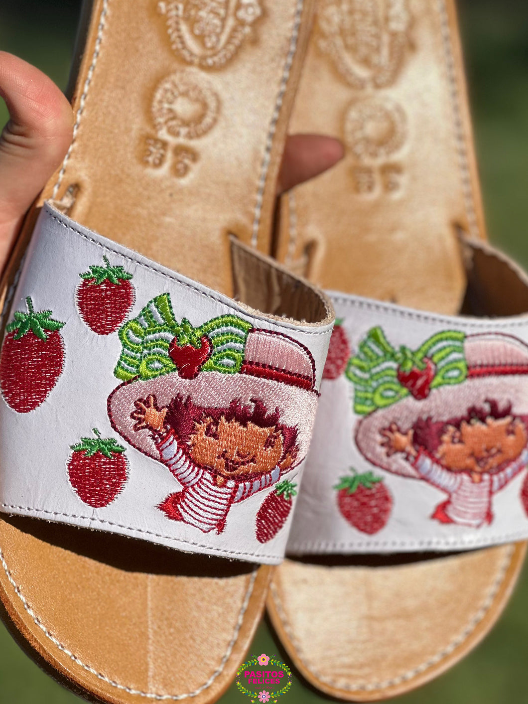 Fresa - Embroidered white sandal