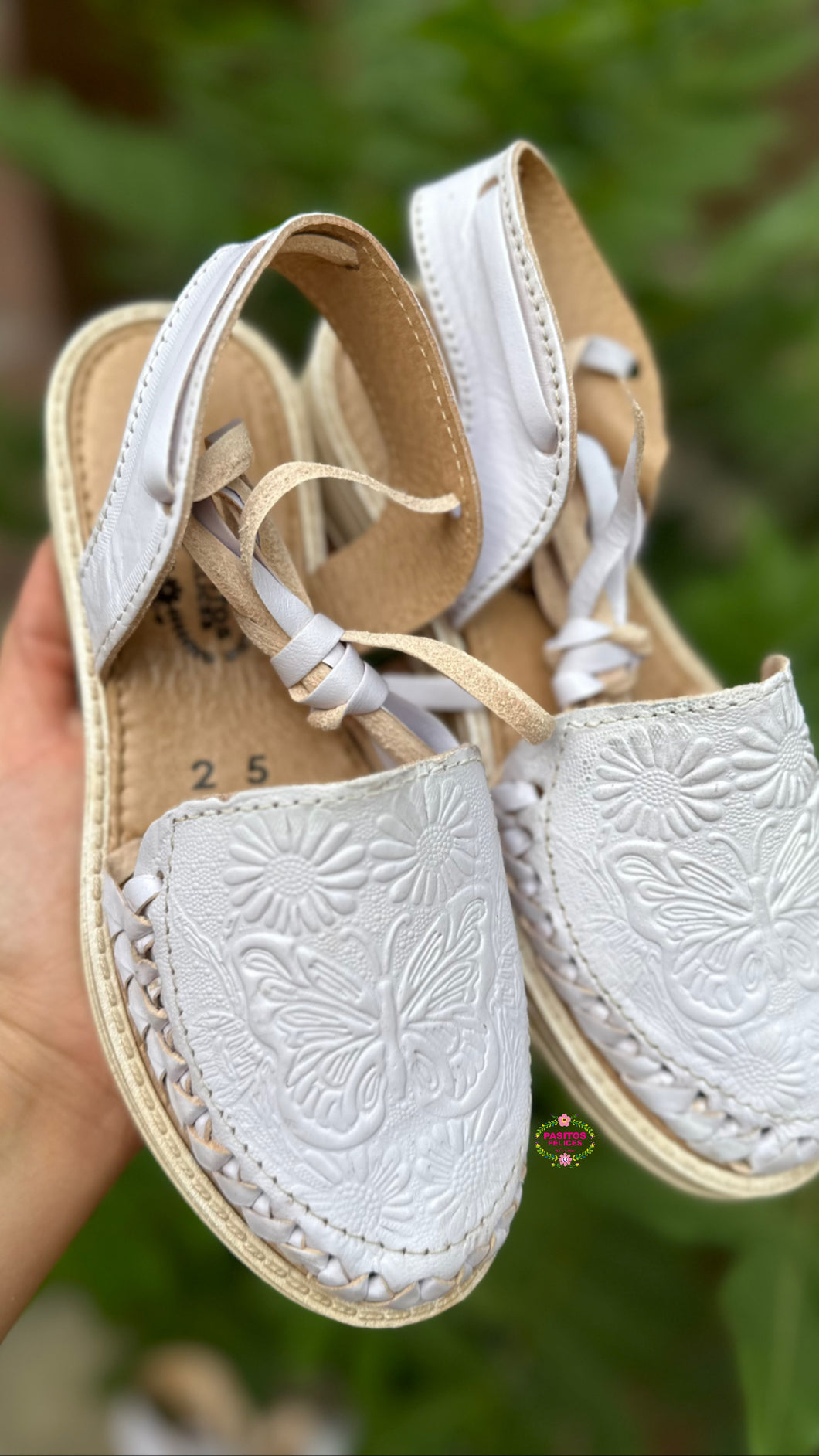 Mariposa hermosa -White Tooled Butterfly Lace Up