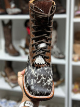 Load image into Gallery viewer, Botas Lacer - Unique Cowhide Pattern Leather Tooled Boots
