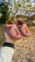 Cargar imagen en el visor de la galería, Virgencita Pink Buckle PREORDER
