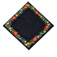 Cargar imagen en el visor de la galería, Tulipán - Tulip Floral Embroidered graduation cap topper
