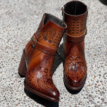 Cargar imagen en el visor de la galería, Botas Lacer - Heel Leather Tooled Boots PREORDER
