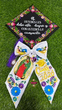 Cargar imagen en el visor de la galería, Comparto mi Logro - Embroidered graduation cap topper
