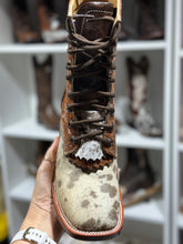 Load image into Gallery viewer, Botas Lacer - Unique Cowhide Pattern Leather Tooled Boots
