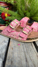 Cargar imagen en el visor de la galería, Carmen - Pink Tooled Leater Sandals
