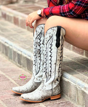 Cargar imagen en el visor de la galería, Cowhide Botas- Boots PREORDER
