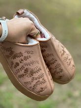 Load image into Gallery viewer, Canela Conchita - Warm Slippers
