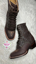 Load image into Gallery viewer, Botas Tacón Cubano  Lacer - Round Toe Chocolate
