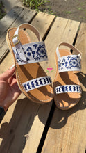 Load image into Gallery viewer, Clase Azul - Blue Embroidery Sandals
