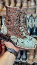 Cargar imagen en el visor de la galería, Botas Lacer - Cowhide Leather Tooled Boots
