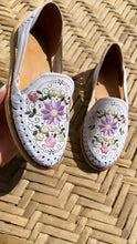 Cargar imagen en el visor de la galería, Rosaura White - Embroidered Huaraches
