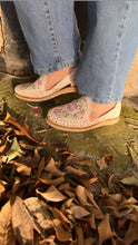 Cargar imagen en el visor de la galería, Rosaura White - Embroidered Huaraches
