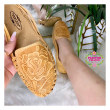 Cargar imagen en el visor de la galería, Mexico - Tan Tooled Leather Flats
