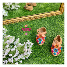 Cargar imagen en el visor de la galería, Flor de arcoíris - Embroidered Rainbow Huaraches
