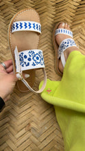 Cargar imagen en el visor de la galería, Clase Azul - Blue Embroidery Sandals
