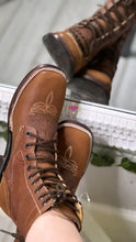 Cargar imagen en el visor de la galería, Botas Lacer - Tan Leather Laced Tooled Boots
