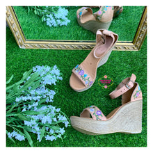 Load image into Gallery viewer, Tan Floral wedges
