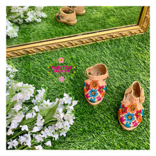 Load image into Gallery viewer, Flor de arcoíris - Embroidered Rainbow Huaraches
