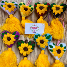 Cargar imagen en el visor de la galería, Sunflower hearts
