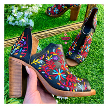 Load image into Gallery viewer, De colores botín - Embroidered Floral Booties
